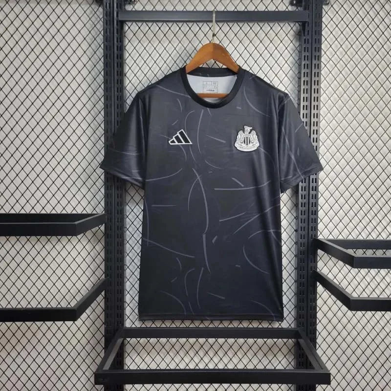 Abbigliamento da allenamento pre-partita del Newcastle United 2024-2025