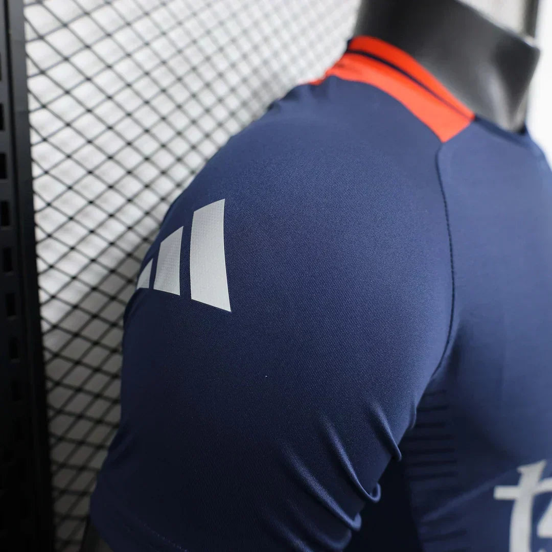 Kit pre-partita del Manchester United 2024/2025