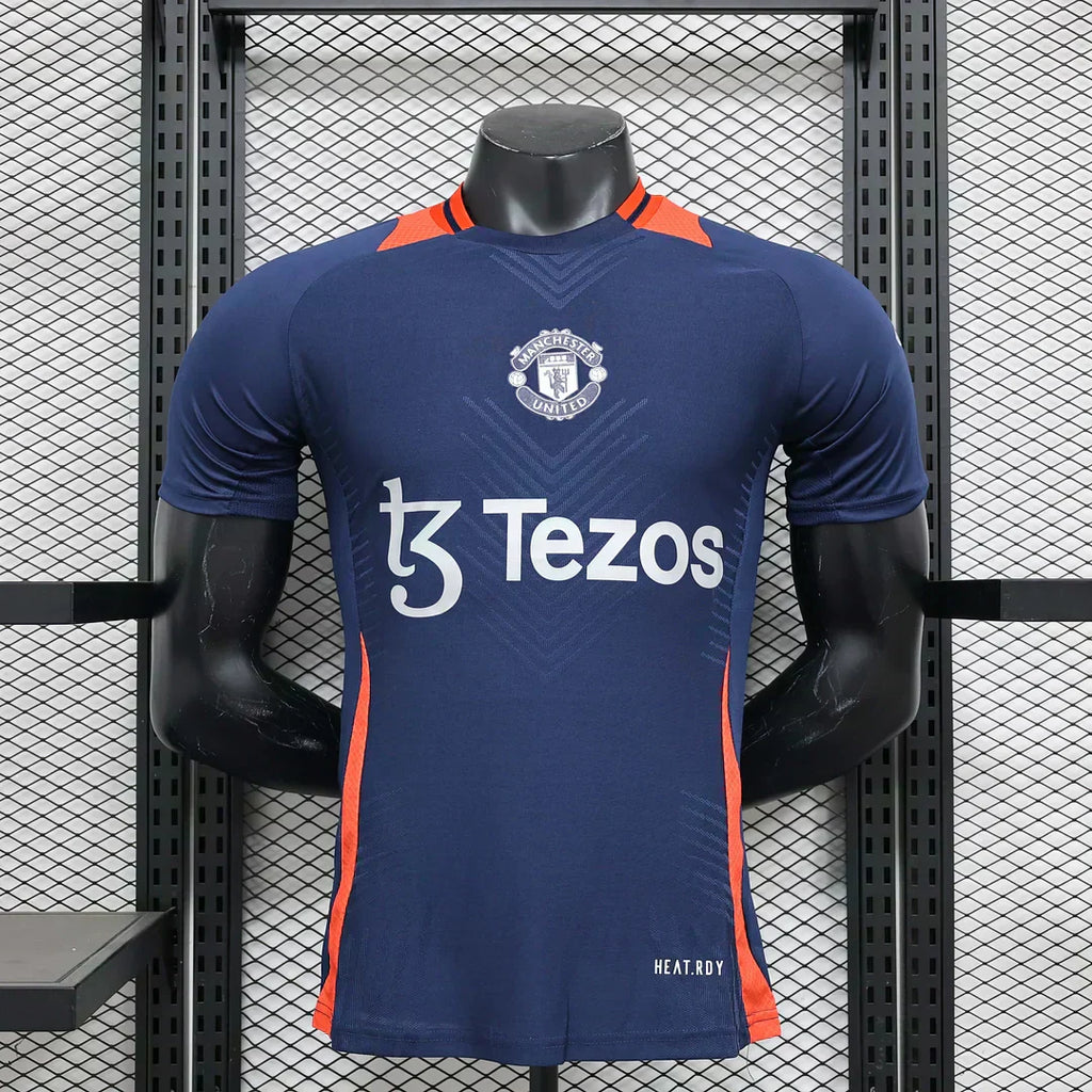 Kit pre-partita del Manchester United 2024/2025