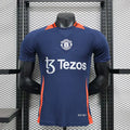Kit pre-partita del Manchester United 2024/2025