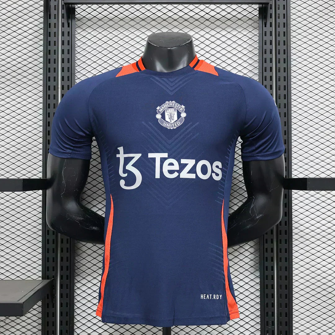 Kit pre-partita del Manchester United 2024/2025