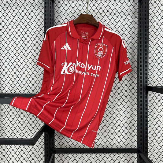 Divisa locale del Nottingham Forest 2025/2026