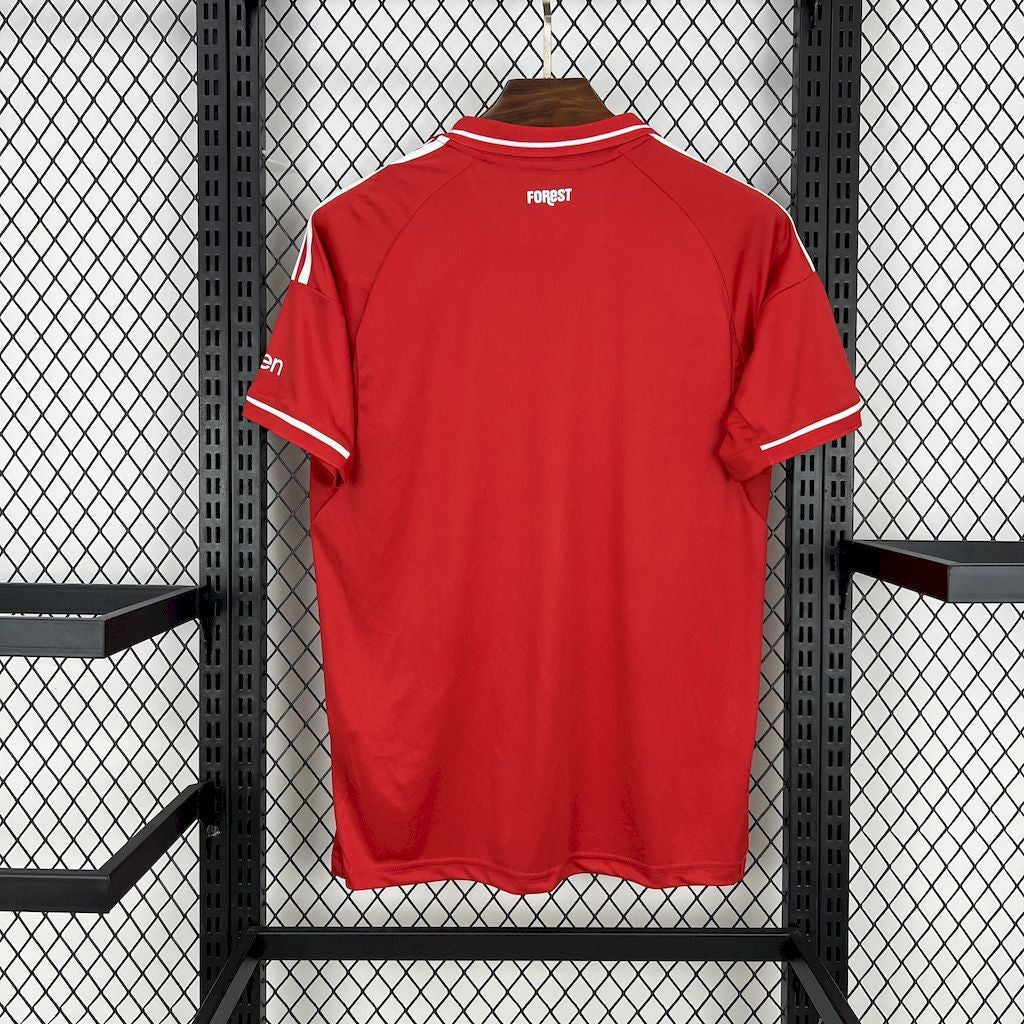 Divisa locale del Nottingham Forest 2025/2026