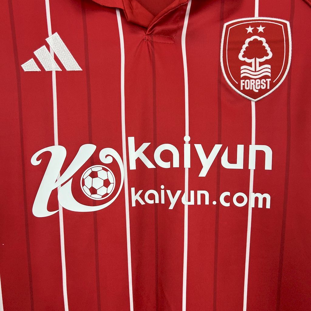 Divisa locale del Nottingham Forest 2025/2026