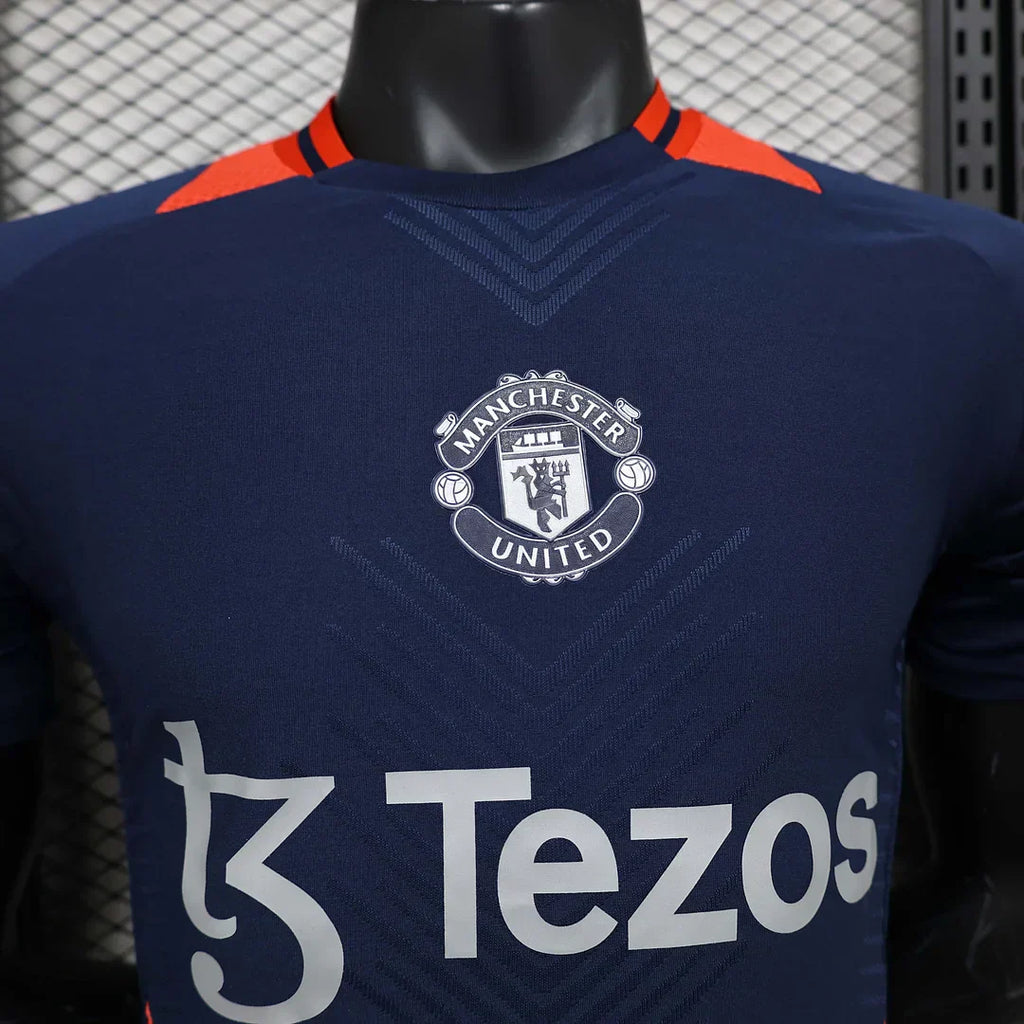 Kit pre-partita del Manchester United 2024/2025