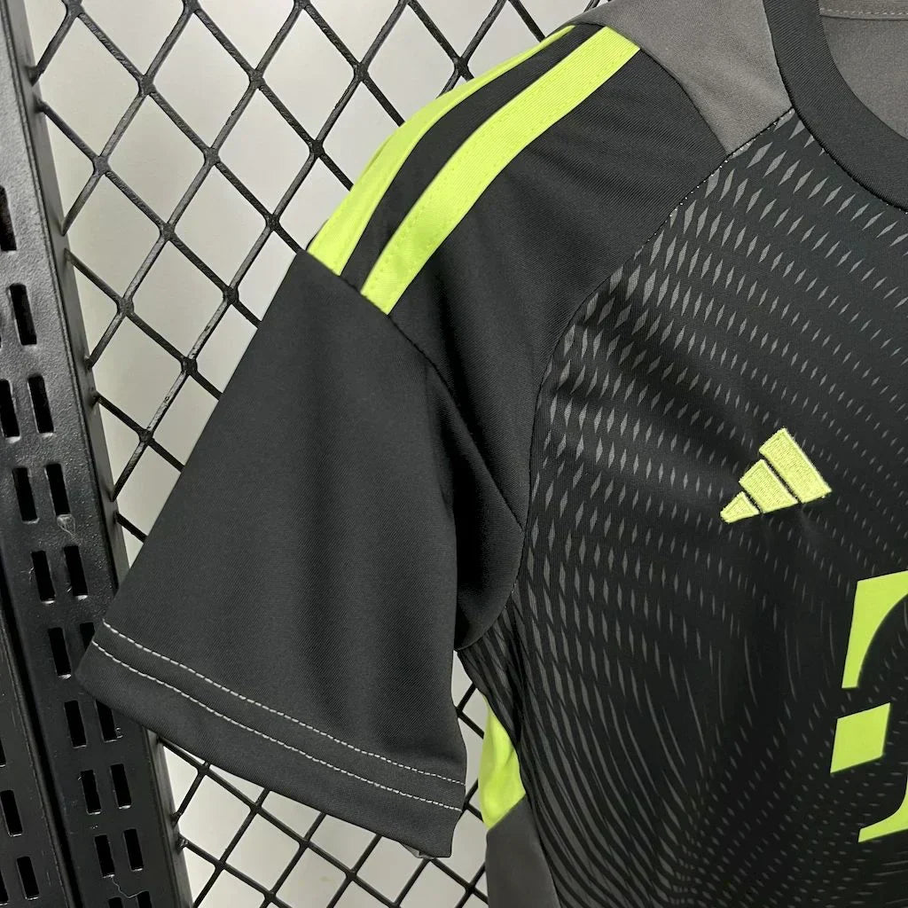 2025/2026 Bayern Munchen Goalkeeper Kit Talla Niño